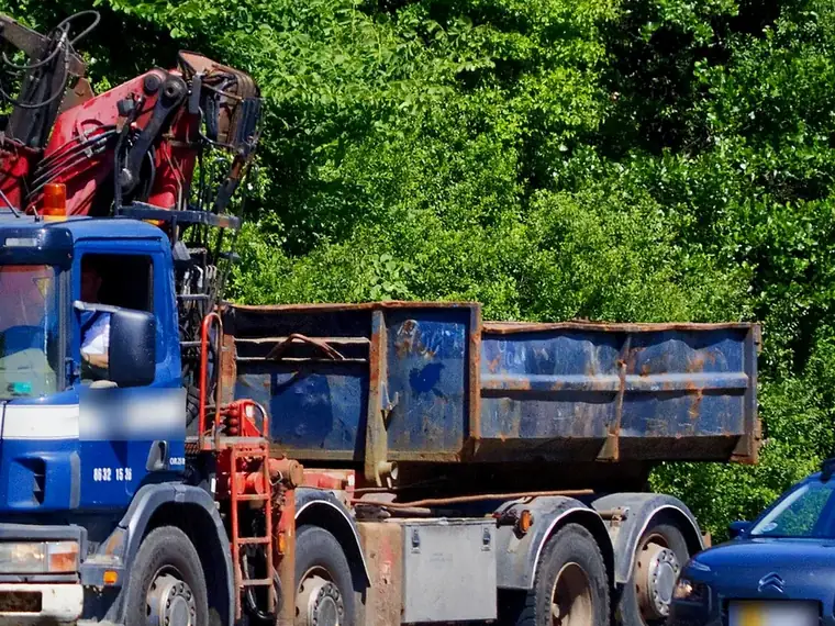 Camion avec grue et containers